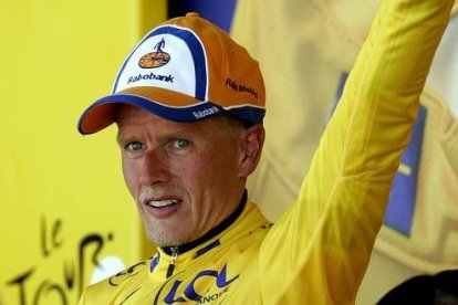 El danés Michael Rasmussen, del Rabobank, se ha puesto el maillot amarillo del Tour al conquistar en solitario la inédita cumbre de Tignes, donde Iban Mayo fue segundo y Alejandro Valverde tercero.