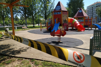 Parque infantil cerrado en la capital. PP LEÓN