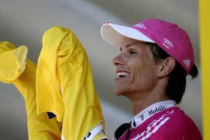 La victoria oficial fue para un alemán, Linus Gerdemann (T-Mobile), nuevo líder de la carrera.