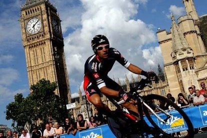 Óscar Pereiro, que salió el último en el prólogo de Londres, ha comenzado el Tour de Francia con un buen resultado, en los tiempos delos favoritos al triunfo.