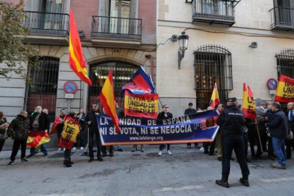 Un grupo de ultras esperan a Mas,en el Ateneo de Madrid, con pancartas y enseñas de Falange.