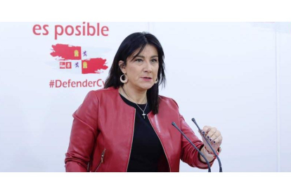 La portavoz del PSOE en la Junta, Ana Sánchez, ayer durante su anuncio. NACHO GALLEGO