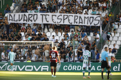 Imagen de una pancarta de apoyo este sábado en el estadio del Arcángel durante el encuentro Córdoba CF y Mérida. SALAS