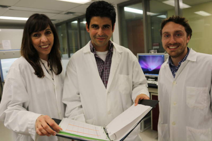 Elena Verdu (jefa del laboratorio), Alberto Caminero y Justin McCarville, otro estudiante de doctorado en Canadá. DL