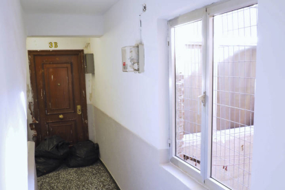 Vista de la vivienda donde ha sido encontrado el cadáver de una mujer en el interior y que tenía la entrada tapiada. R. GARCÍA