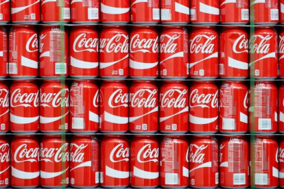 Latas de Coca-cola dispuestas para ser distribuidas.