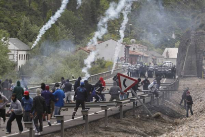 El enfrentamiento del  día 7 entre mineros y agentes antidisturbios en la N-630 no invadió la localidad de Ciñera, pero se quedó a las puertas. Jesús F.S.