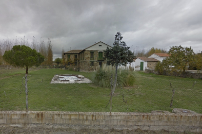 Vista de la casa molino que sale a subasta en San Justo de la Vega. DL