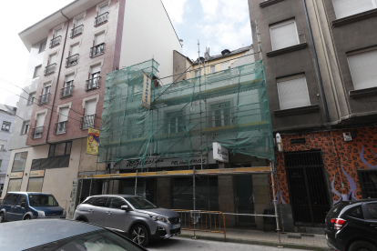 El edificio de la calle Alcón 21, este miércoles todavía envuelto en andamios. L. DE LA MATA