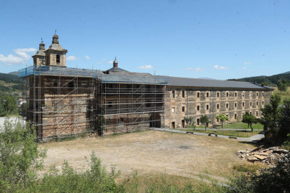 Una imagen de archivo del Monasterio de San Andrés de Vega de Espinareda en obras. L. DE LA MATA