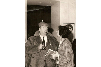 Teresa Azcárate Diz conversa en Milán con Pablo Neruda. ARCHIVO DEL LAVORO SINDICATO CGIL