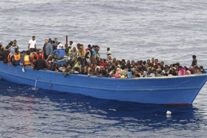 Un grupo de inmigrantes en una embarcación precaria a la espera de ser rescatados en el Mediterráneo, el 28 de octubre del 2015.