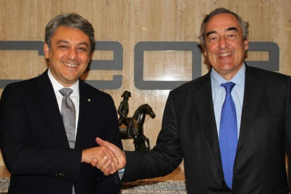 Luca de Meo y Juan Rosell, en la CEOE.