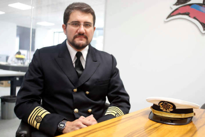 Pablo Fernández Pérez en el puerto de Gijón en su puesto de práctico. DL