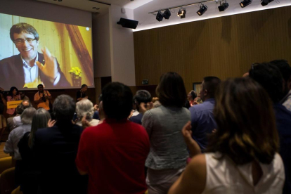 Carles Puigdemont saluda, a través de una pantalla, a los asistentes a la presentación de Crida Nacional per la República