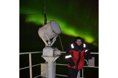 Pablo Fernández Pérez al norte de Noruega con una aurora boreal de fondo. DL