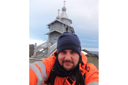 Con la iglesia más austral del mundo de fondo en esa misma expedición como capitán del Buque Oceanográfico del CSIC. DL