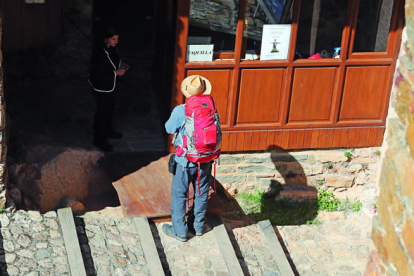 Un peregrino extranjero a su paso por el castillo de Cornatel, en Priaranza del Bierzo, siguiendo el Camino de Invierno. L. DE LA MATA