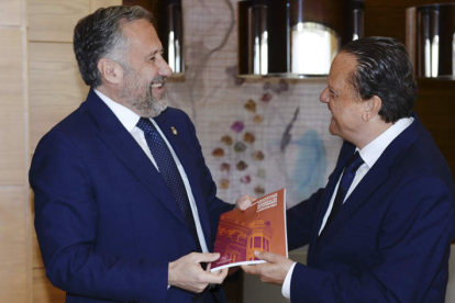 Carlos Pollán recibe el informe del Consejo de Cuentas de Mario Amilivia. NACHO GALLEGO