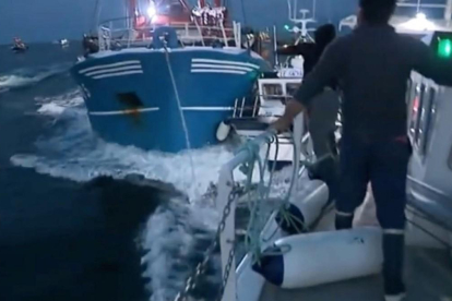 Captura de pantalla del vídeo del enfrentamiento entre pesqueros.
