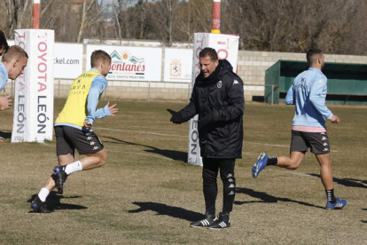 El entrenador de la Cultural, Curro Torres, imprime intensidad a los jugadores de la plantilla en cada entrenamiento. MARCIANO PÉREZ