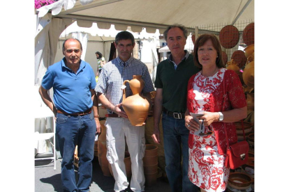Autoridades, ayer en la inauguración de la Feria de Alfarería.