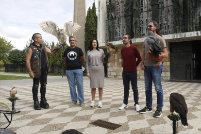 Presentación de las jornadas de cetrería en La Virgen del Camino. FERNANDO OTERO PERANDONES