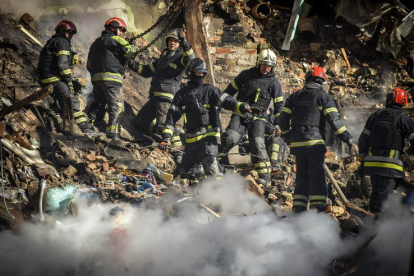 Imagen de los bomberos en uno de los aftermaths de Kiev. OLEG PETRASYUK