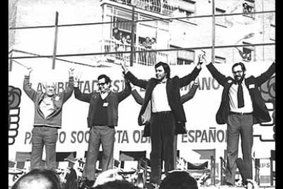 La democracia volvió a España a finales de los 70. Y con ella los partidos políticos. Las elecciones constituyentes confirmaron al PSOE como la referencia electoral de la izquierda.