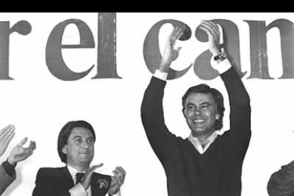 1982. Después de 5 años como segunda fuerza del país, El PSOE arrasa en las elecciones generales.