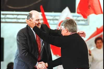 Destronado Borrell, volvió Almunia. Con él como candidato a la presidencia, el PSOE sufrió una gran derrota en las elecciones de 2000.