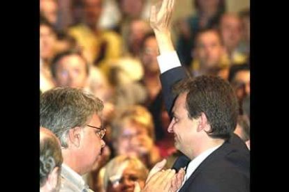 Por tercera vez en cuatro años, el PSOE buscaba al sucesor de Felipe. En un Congreso abierto y competido, un semidesconocido diputado leonés se llevó la victoria.