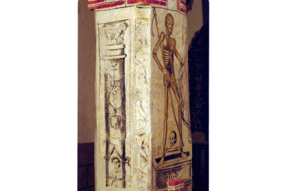 La representación de la muerte pintada en una de las columnas de la nave central de la iglesia de Villacintor dedicada a Santa Eurlalia. S.V.P.