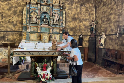 Juan Carlos Pérez Copete y Amalia Villafañe en el altar de la ermita dedicada a San Roque. S.V.P