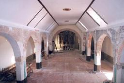 La iglesia de Villacintor de blanco, durante las obras que dejaron a la vista la joya renacentista que se ocultaba bajo la pintura de cal. ACACIO