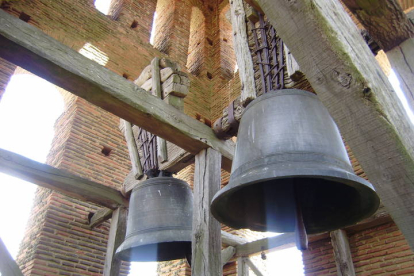 Las campanas de la iglesia de Villacintor, también de gran valor artístico. Son dos grandes campanas de perfil romano. En las dos se aprecia el dibujo de una cruz y teselas de estrellas en relieve. Miden 75 centímetros de alto y un diámetro de 90. Pesan 600 kilos. PÉREZ COPETE