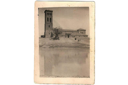 Fotografía antigua de la iglesia de Villacintor y su imponente torre. Se aprecia el tejo milenario que había delante y que hoy ha desaparecido.