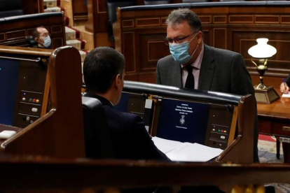 El diputado de Foro Asturias Isidro Martínez Oblanca conversa con el presidente del Gobierno. JJ GUILLÉN