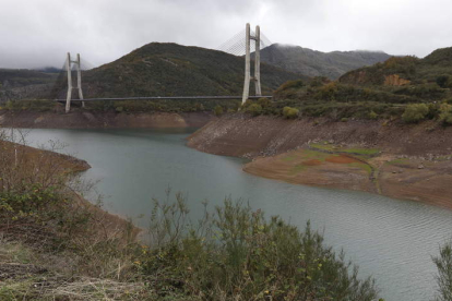 Imagen del embalse de Barrios de Luna, la semana pasada. RAMIRO