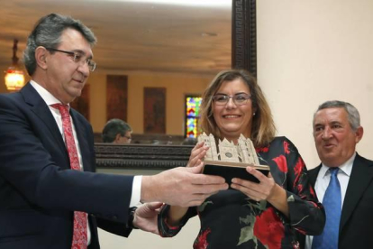 Majo (i), y el presidente de la Casa de León en Sevilla, Saturnino de la Iglesia (d) entregan el premio 'Pulchra Leonina' a Aurora García
