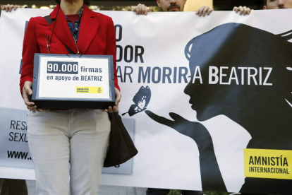 Amnistía Internacional entregó ayer 82.000 firmas en la embajada de El Salvador en Madrid.