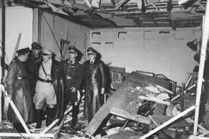 Sala de reuniones de Hitler en la llamada Guarida del Lobo, tras la explosión de la bomba de Stauffenberg, el 20 de julio de 1944, con Mussolini (con traje claro), recién llegado ese día de visita