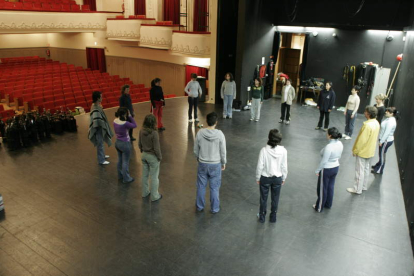 Vista del escenario del Teatro Bergidum durante un taller de interpretación. VÍCTOR ARIAS