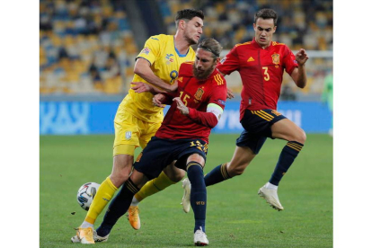 Ramos frena uno de los ataques de Ucrania en una penetración del futbolista Roman Yaremchuk en un lance del partido. SERGEY DOLZHENKO