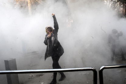 Estudiantes iranís se enfrentan a la policía frenta a la Universidad de Teheran este sábado.