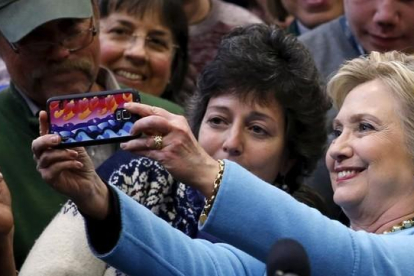 Hillary Clinton posa con una seguidora en un acto de campaña en Manchester (Nuevo Hampshire), este lunes.