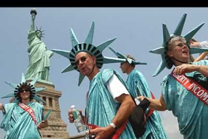 La reapertura al público de la estatua de la Libertad de Nueva York, tras permancer cerrada desde los atentados del 11-S, ha provocado una gran fiesta, celebrada de esta manera por los neoyorquinos.