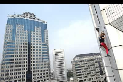 El francés Alain Robert se dispone a escalar uno de los edificios más altos del mundo, la torre Climb de Jakarta, en Indonesia. Sin duda que la fiebre del Spiderman, ha dado fuerte a más de uno.
