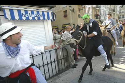 Así de bien se lo pasan en Vitoria para celebrar el día de Santiago. La carrera de burros es uno de los actos más populares del «Día de la Blusa».