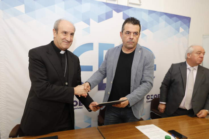 El obispo de Astorga, Jesús Fernández y el presidente de Fele-Bierzo firmaron el convenio. L. DE LA MATA